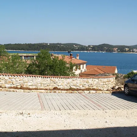 Castrum krevet i doručak 4*